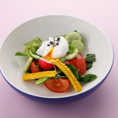 Овощной салат с яйцом пашот